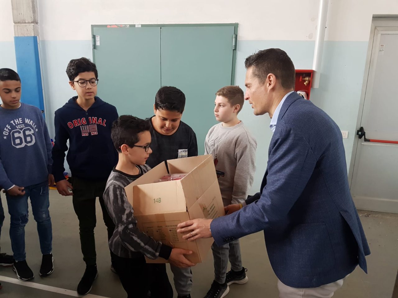 Addio plastica, consegnate le borracce agli studenti di Venegono Inferiore