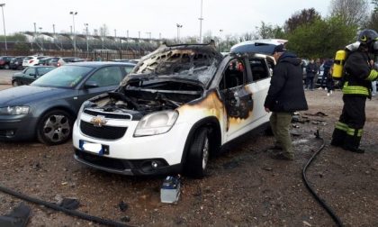 Auto a fuoco a Canegrate: indagini in corso FOTO