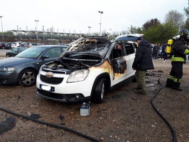 Auto a fuoco a Canegrate: indagini in corso FOTO