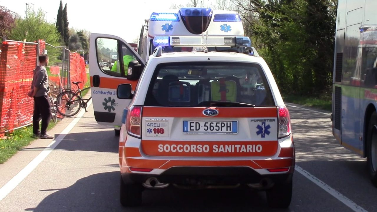 Anziano cade dalla bici