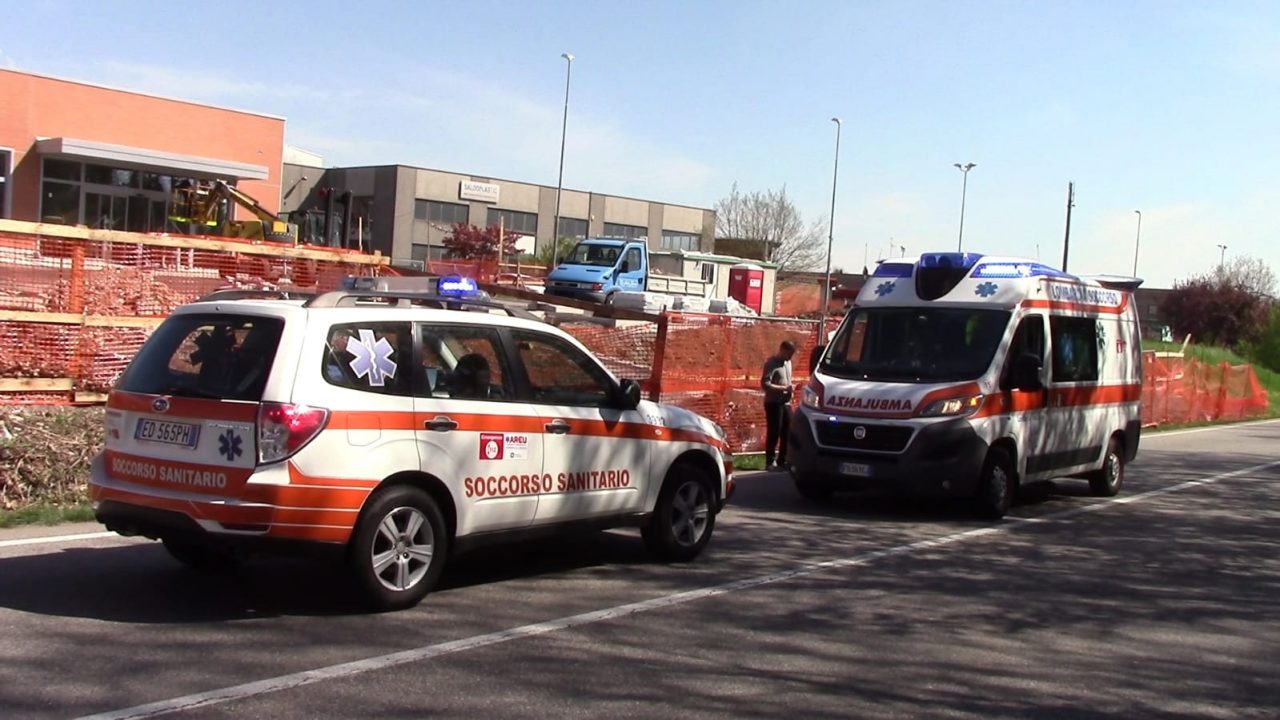 Anziano cade dalla bici