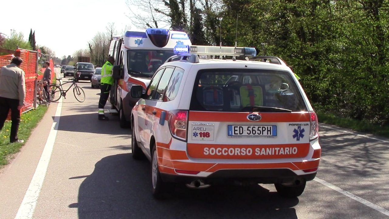 Anziano cade dalla bici