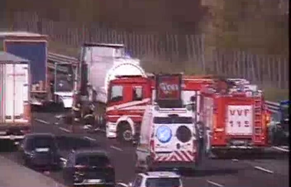 Traffico paralizzato in Autostrada A4 per due incidenti con mezzi pesanti coinvolti FOTO