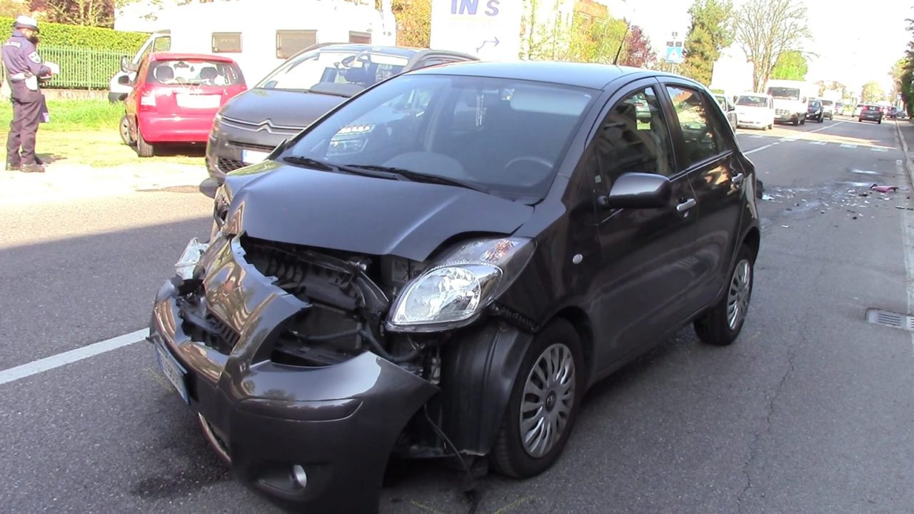 Scontro tra due auto a Legnano