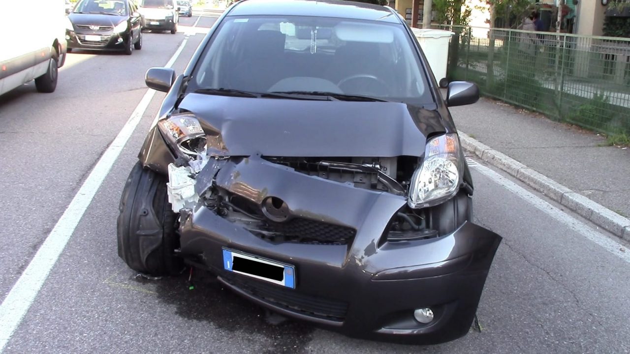 Scontro tra due auto a Legnano