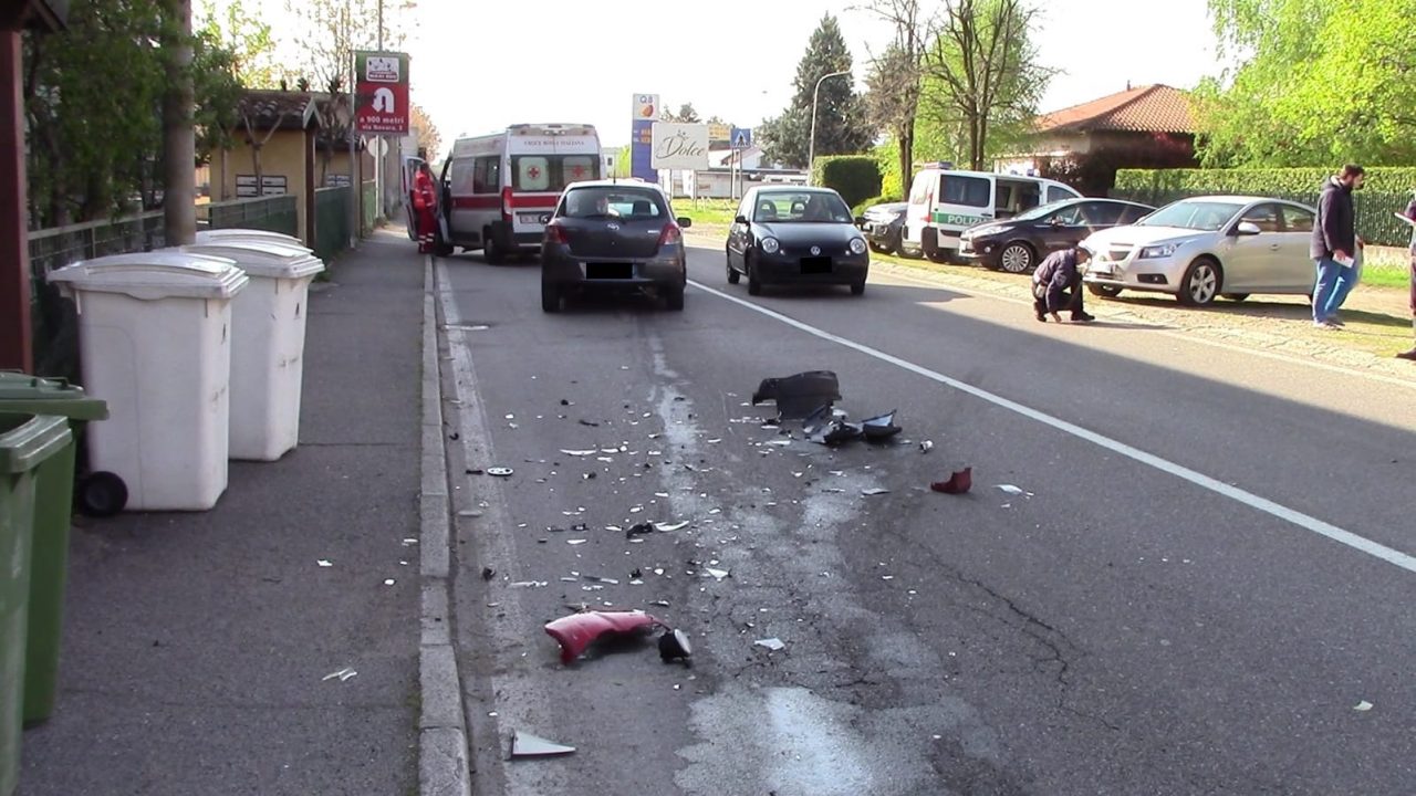 Scontro tra due auto a Legnano FOTO