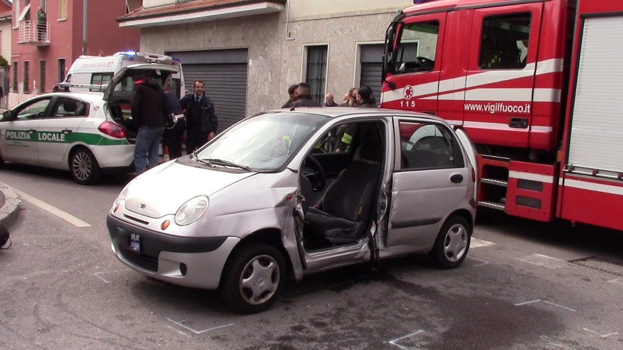 Incastrato tra le lamiere: paura a Canegrate – FOTO