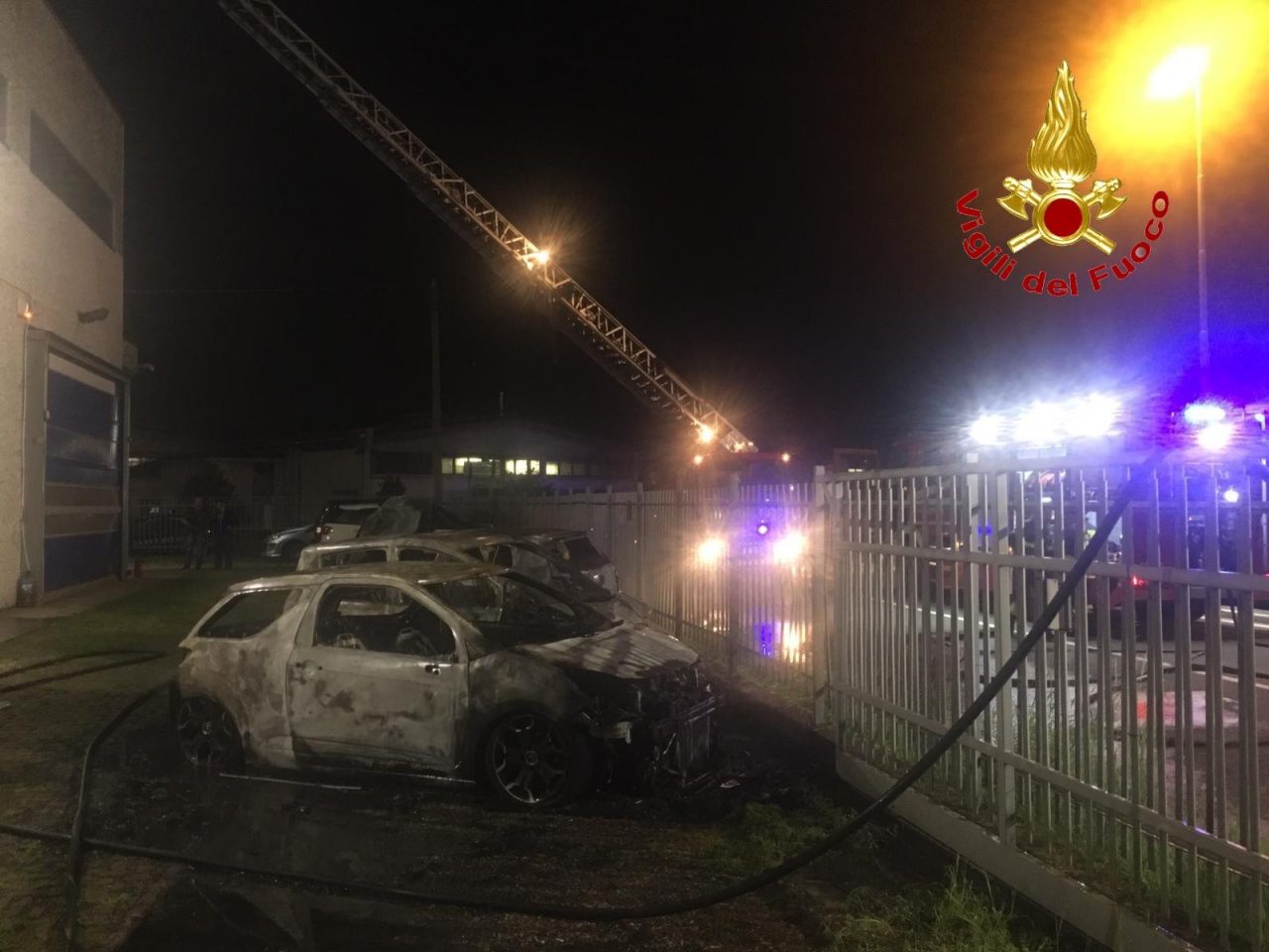 Incendio in un’autofficina di Settimo Milanese FOTO