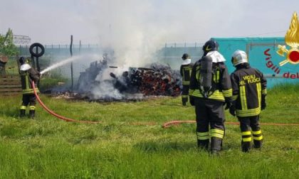 Cataste di legname in fiamme a Cirimido