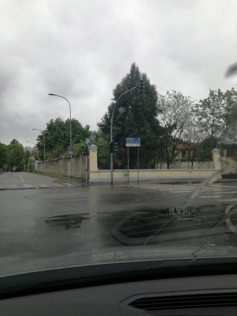 Scontro frontale tra due auto