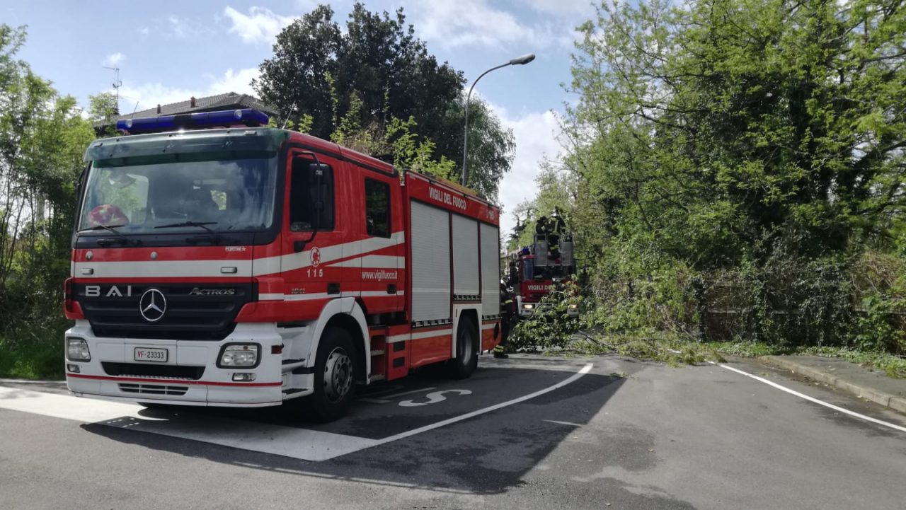 Bimbo di due anni resta chiuso in auto, salvato da Carabinieri e pompieri