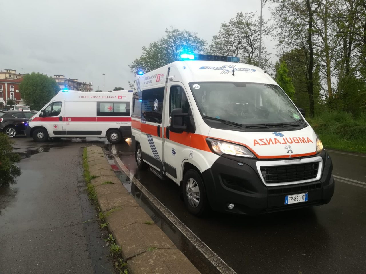 scontro frontale tra due auto