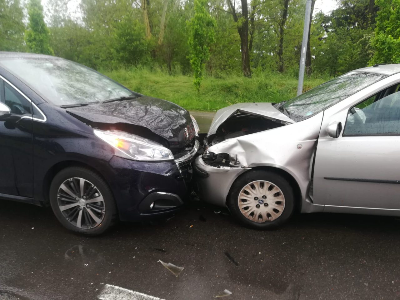 Scontro frontale tra due auto a Castellanza FOTO
