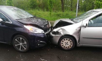 Scontro frontale tra due auto a Castellanza FOTO