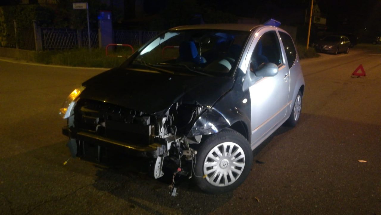 Incidente tra due automobili a Fagnano Olona FOTO