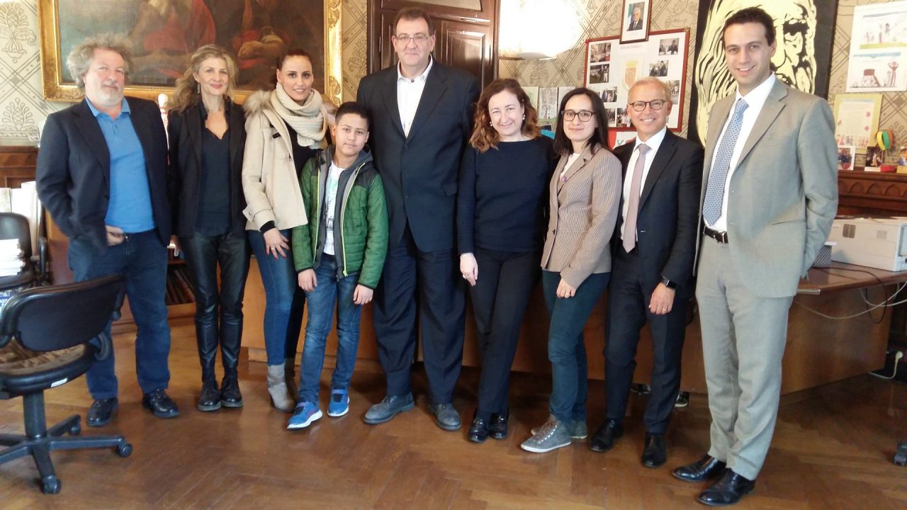 Trova 150 euro per strada e li restituisce: anche il sindaco Romano applaude Amin