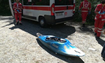 Si ribaltano con la canoa e rischiano di annegare, salvati FOTO