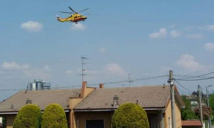 Si ferisce col flessibile in casa, arriva l'elisoccorso