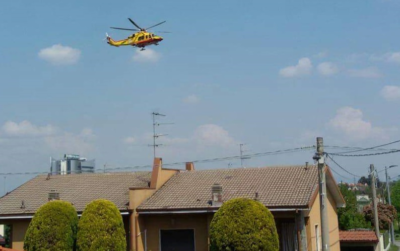 Si ferisce col flessibile in casa, arriva l’elisoccorso