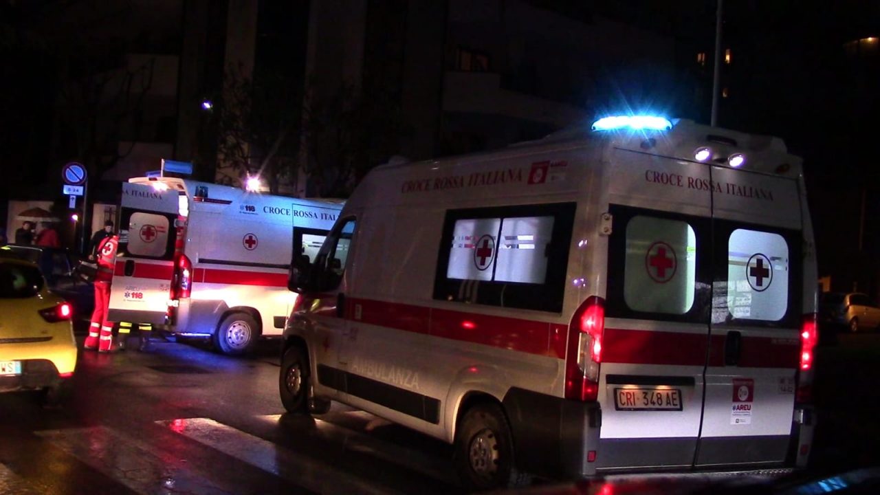 Schianto all'incrocio, tre persone finiscono all'ospedale