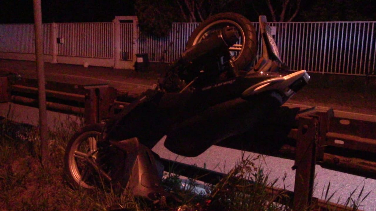 Moto si incastra sul guardrail, giovane ferito LE FOTO