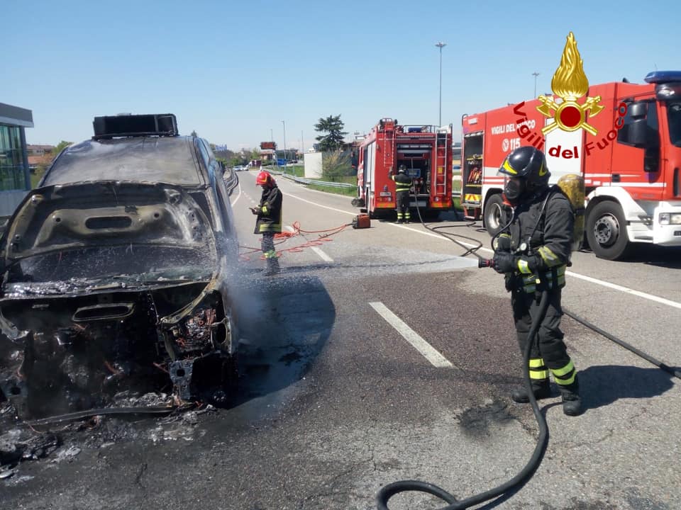 Brucia furgoncino: in fumo prosciutti, salami e bistecche