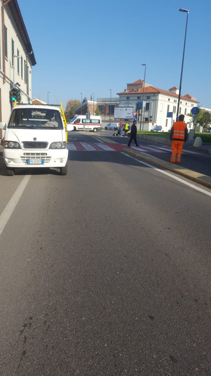 Cade in bicicletta sulla Varesina per colpa di un tombino
