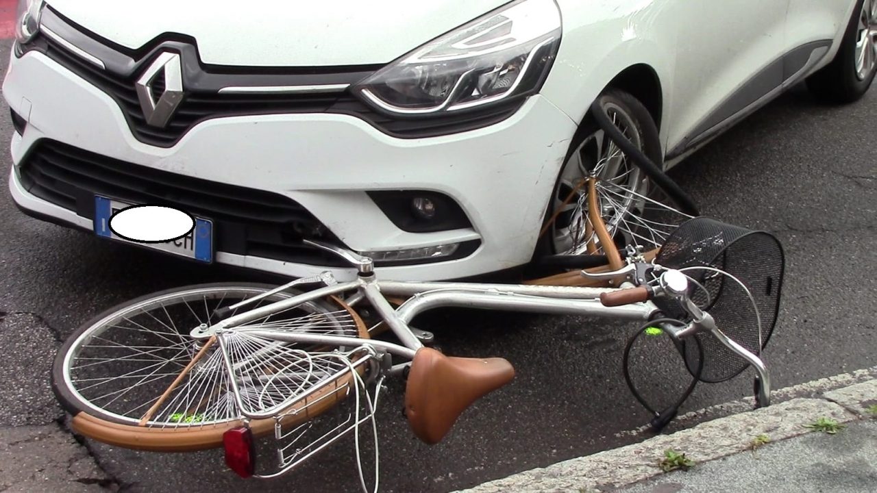 Ciclista investita all’incrocio, paura a Legnano