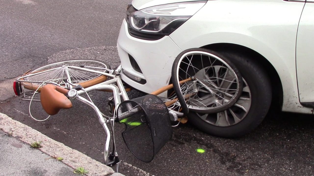 In meno di 10 minuti un ciclista investito e scontro tra auto e moto