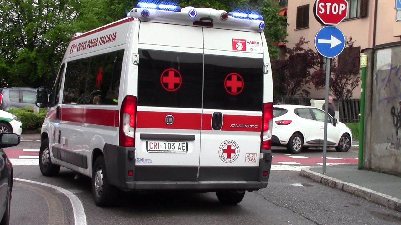 Ciclista investita all’incrocio, paura a Legnano