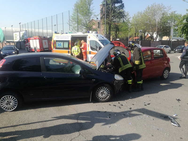 Schianto all’incrocio, tre persone ferite