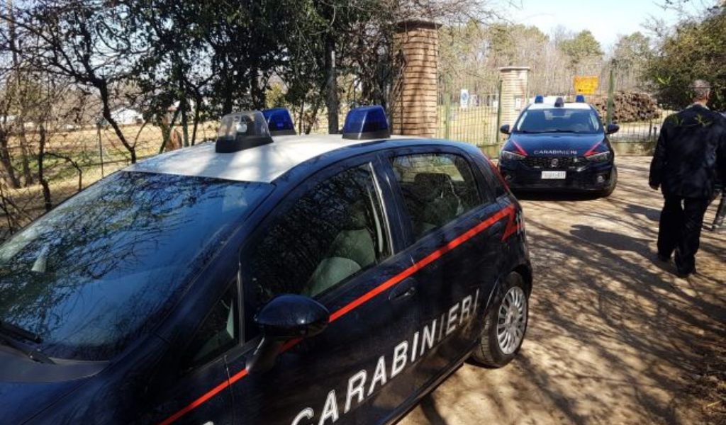 Accoltella il fidanzato della figlia 17enne nel sonno, è gravissimo