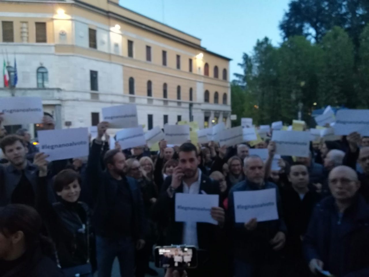 Il Pd di Legnano: “Dimissioni, subito al voto”