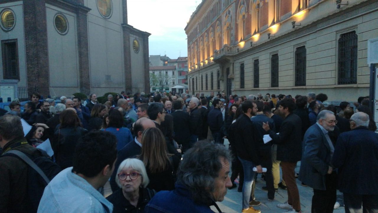 Protesta in piazza prima del consiglio comunale della ripartenza