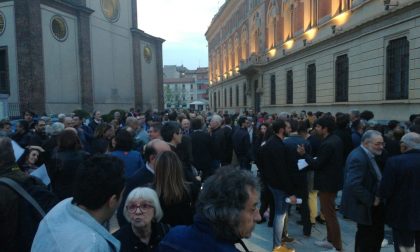 Protesta in piazza prima del consiglio comunale della ripartenza