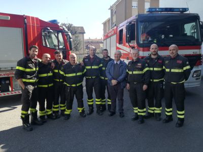 Siete i miei angeli in divisa: riabbraccia i pompieri che gli hanno salvato la vita