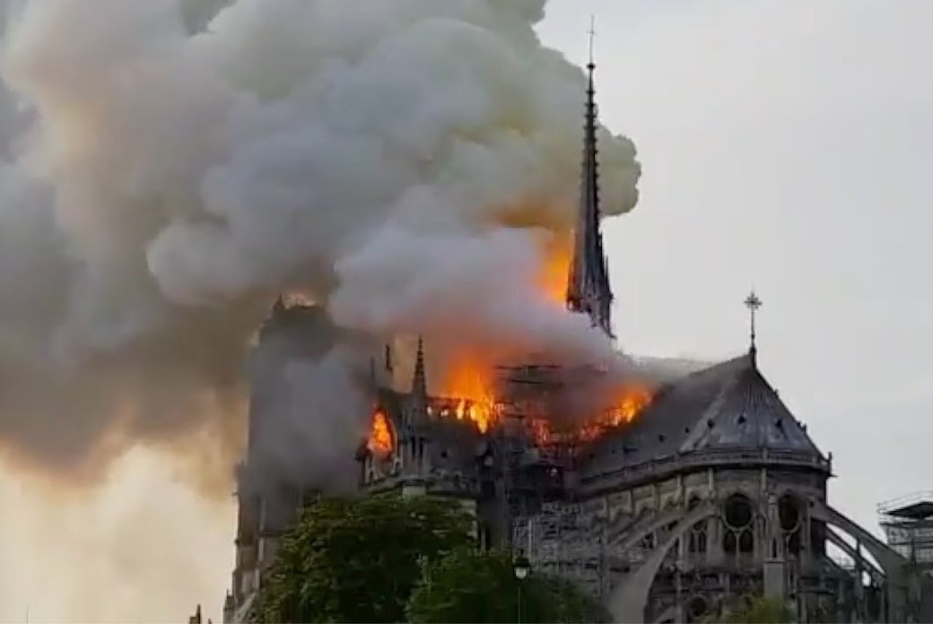 Notre Dame brucia,  siamo tutti più poveri