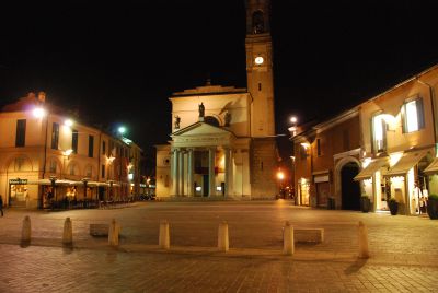 Botte in piazza per una ragazza: distrutti i tavolini del bar