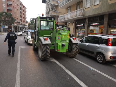Ladri pasticcioni: rubano una ruspa e fanno un incidente