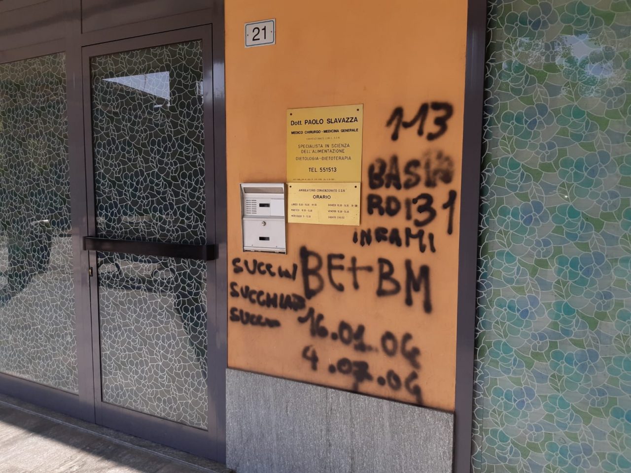 Vandali scatenati imbrattano muri e centro cattolico – FOTO