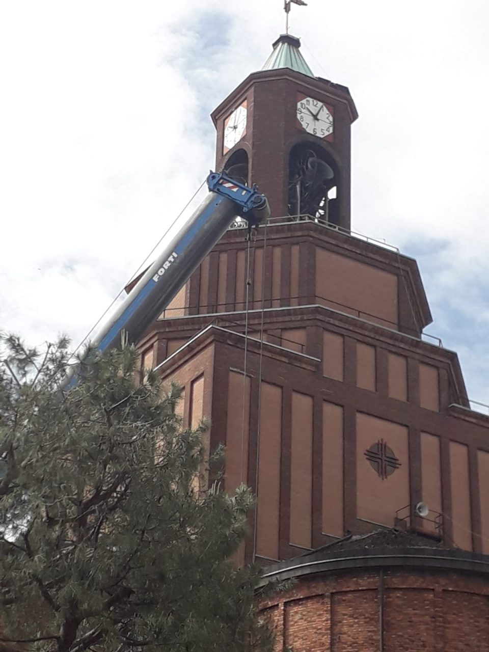 Lamiere a rischio caduta dal campanile, via ai lavori di sistemazione FOTO