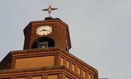 Lamiere di rame rischiano di staccarsi dal campanile. Chiude l'asilo FOTO