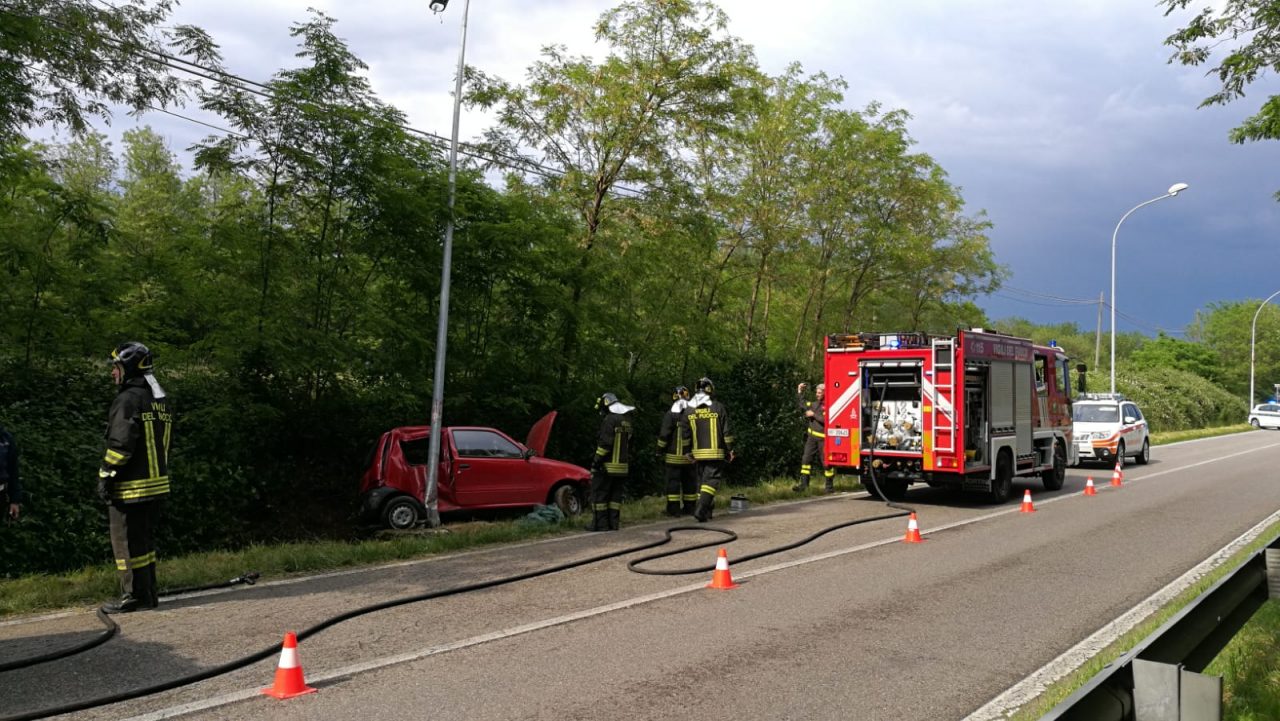 Finisce fuori strada con l’auto, gravissimo un 25enne FOTO