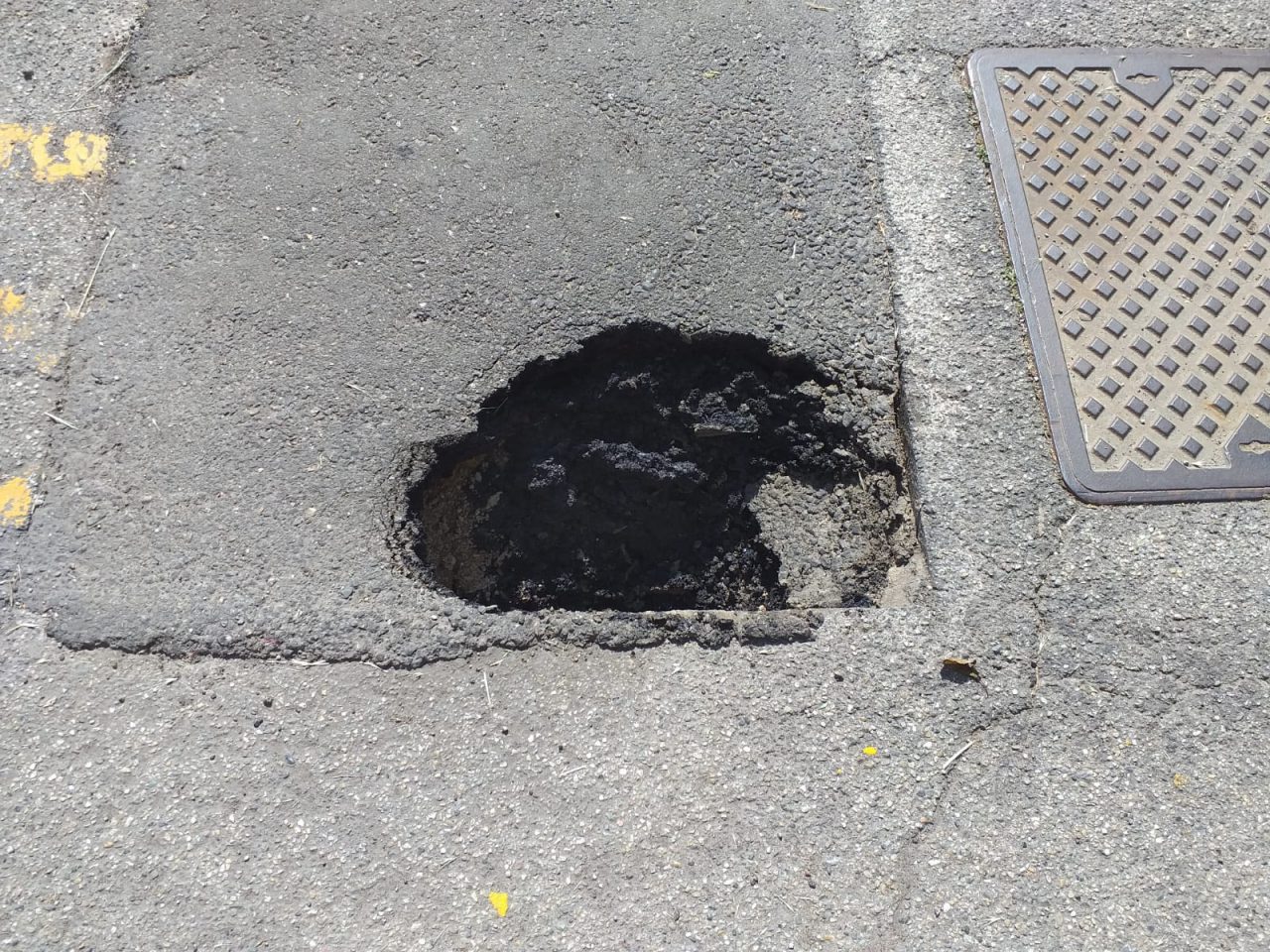 Cedimento stradale alla fermata scuolabus in via Legnano subito riparato