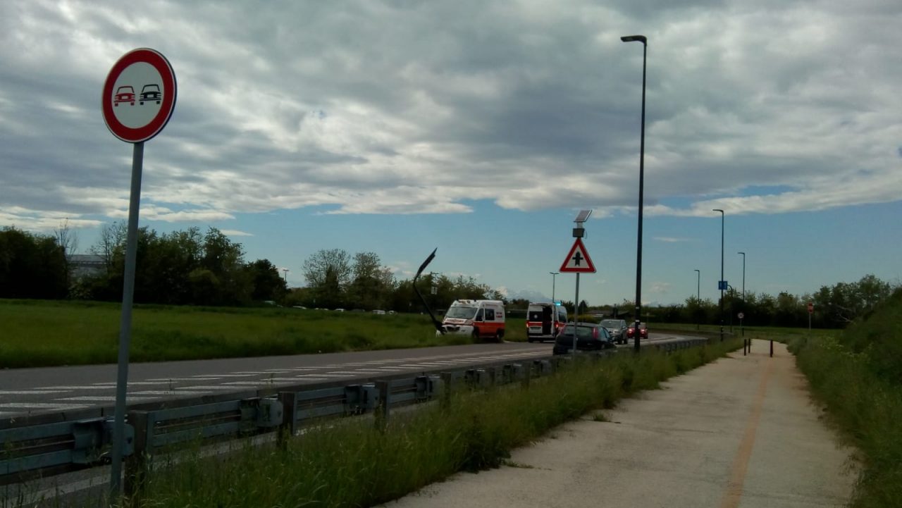 Ambulanza finisce fuori strada a Legnano: a bordo un paziente di 83 anni