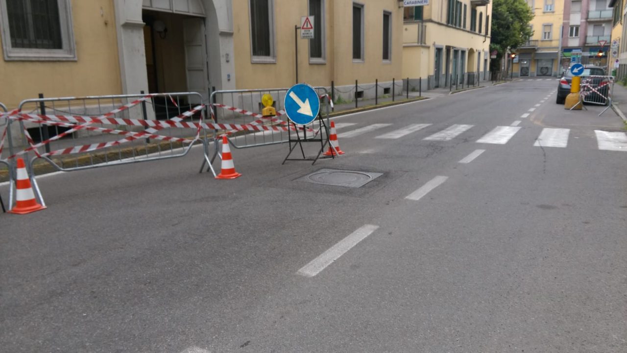 cede la strada, voragine in via manzoni