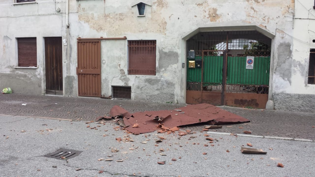 Vento forte, vola un tetto a Castano Primo FOTO