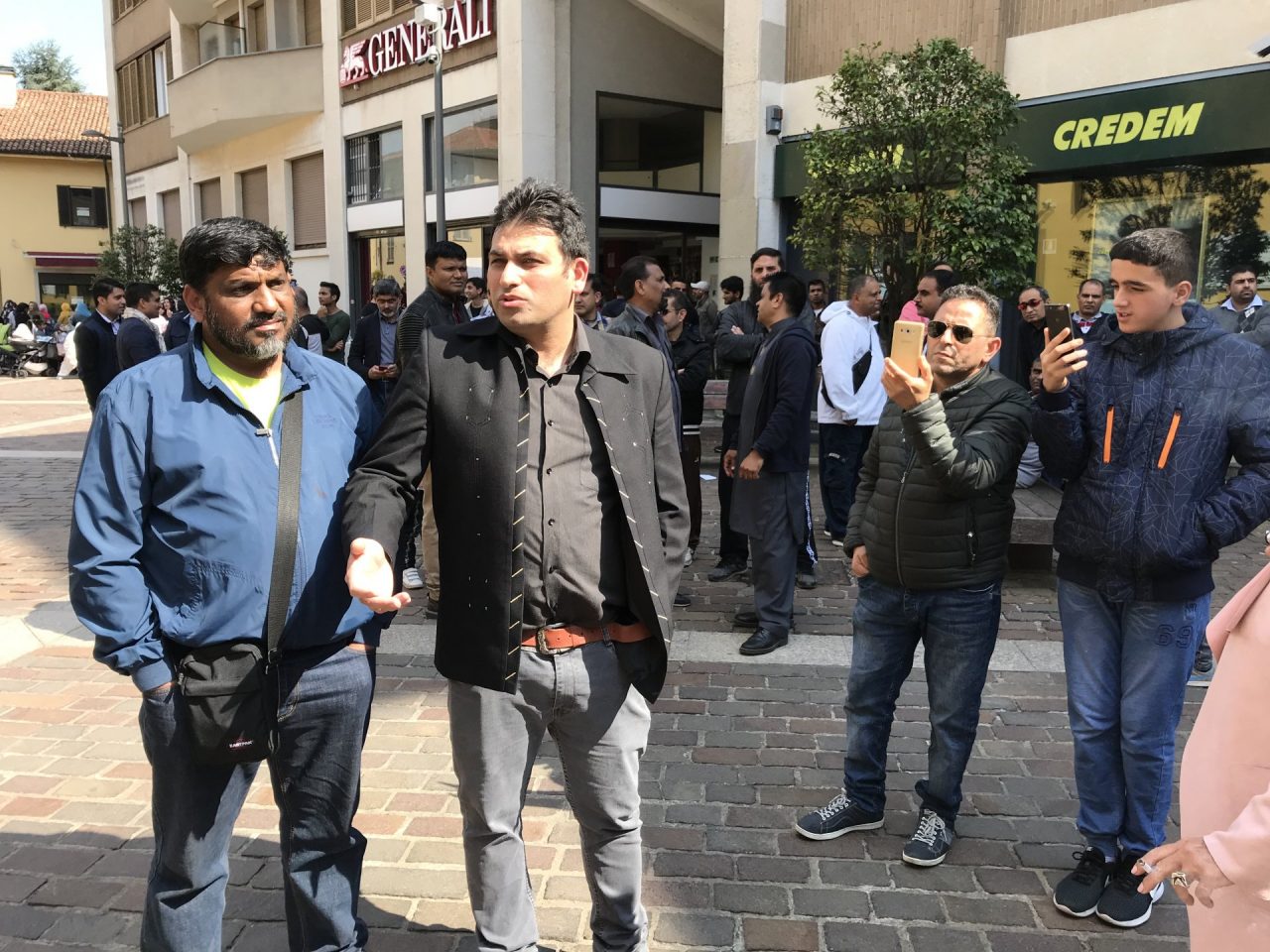 Famiglie islamiche in piazza Formenti “controllate” dalle forze dell’ordine