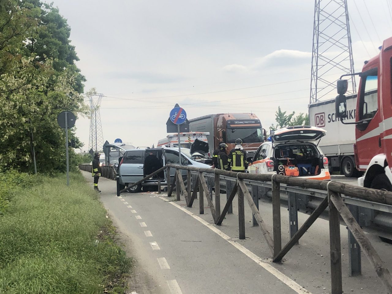 Camion contro auto