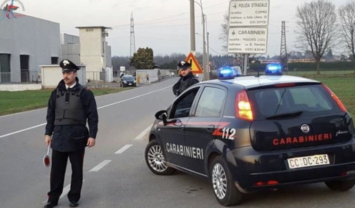 Manette ai rapinatori del colpo in un supermercato